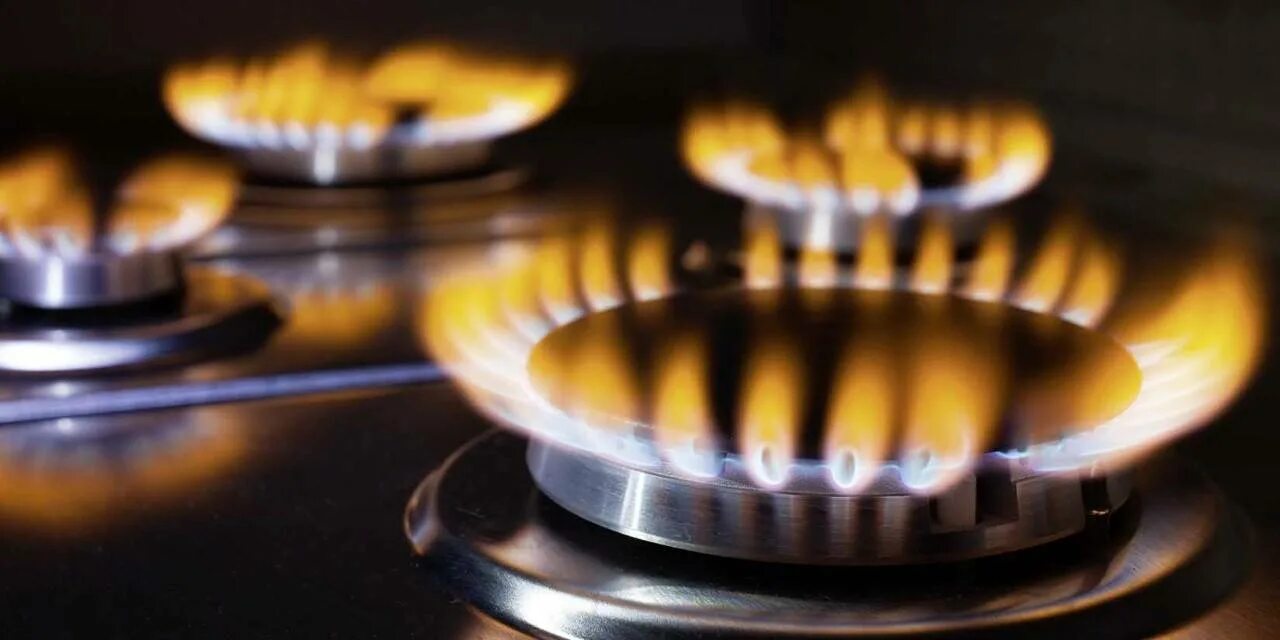 Огонь газовой плиты. Газовая конфорка. газовая плита огонь. газовая конфорка с огнем. пламя конфорки.