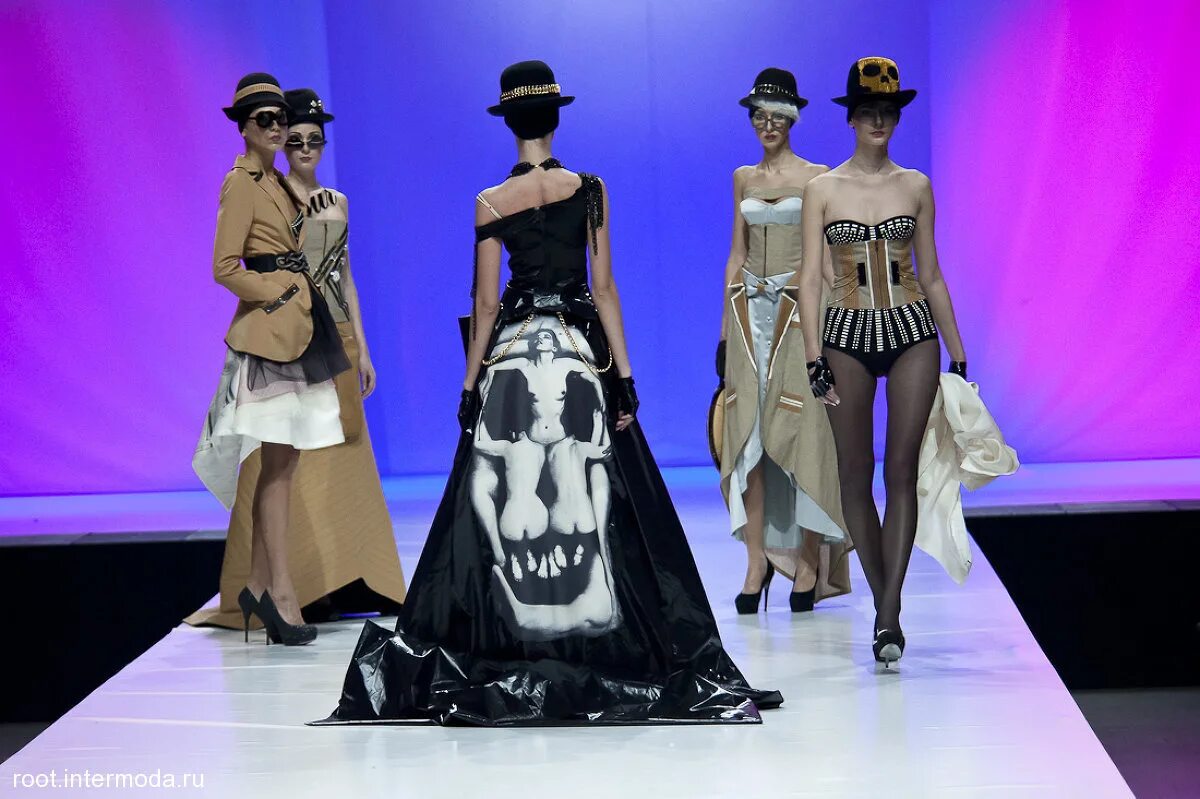 Коллекции молодых дизайнеров одежды. Д модельер. Дизайнер костюма. Российские дизайнеры одежды. Дизайнер одежды.