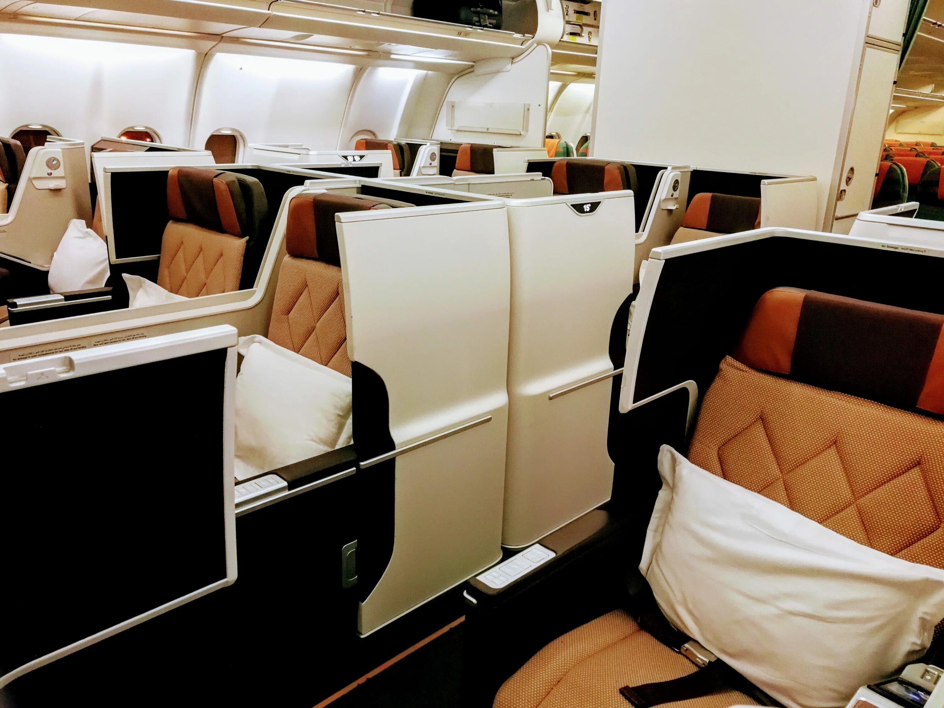 Oman Air a330 салон. Oman Air Business class 787. Oman Air бизнес класс 330. A333 Oman Air салон. Air business
