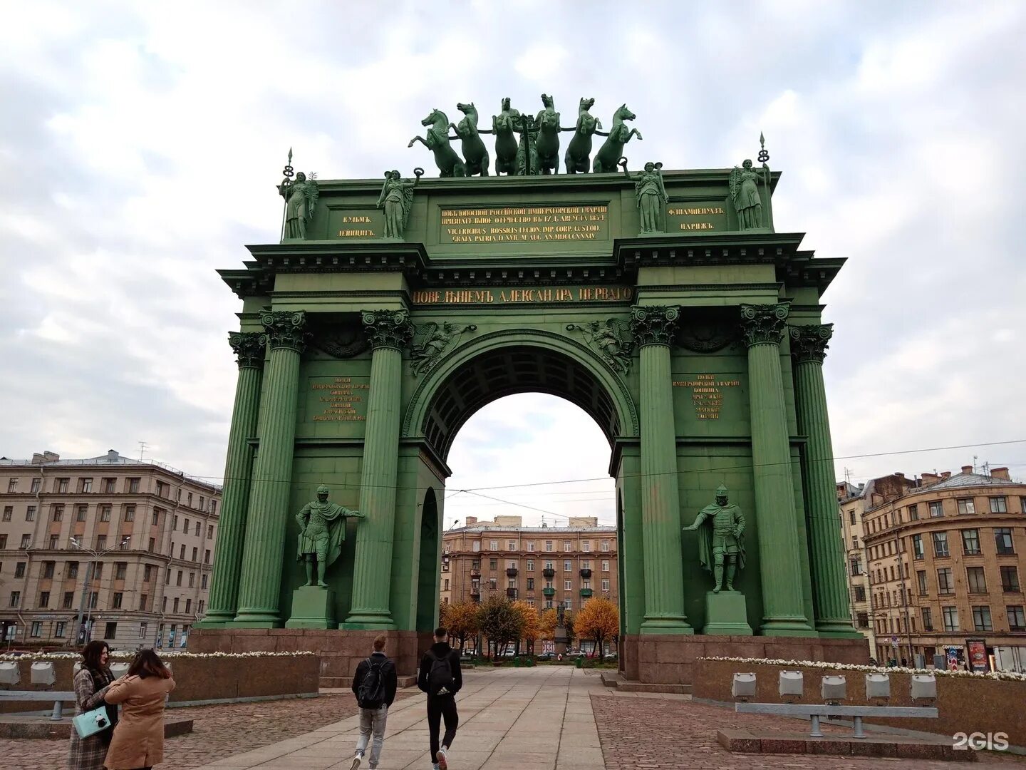 арка на площади. арка на площади. арка на площади каррузель в париже. арка на площади. триумфальная арка карузель.