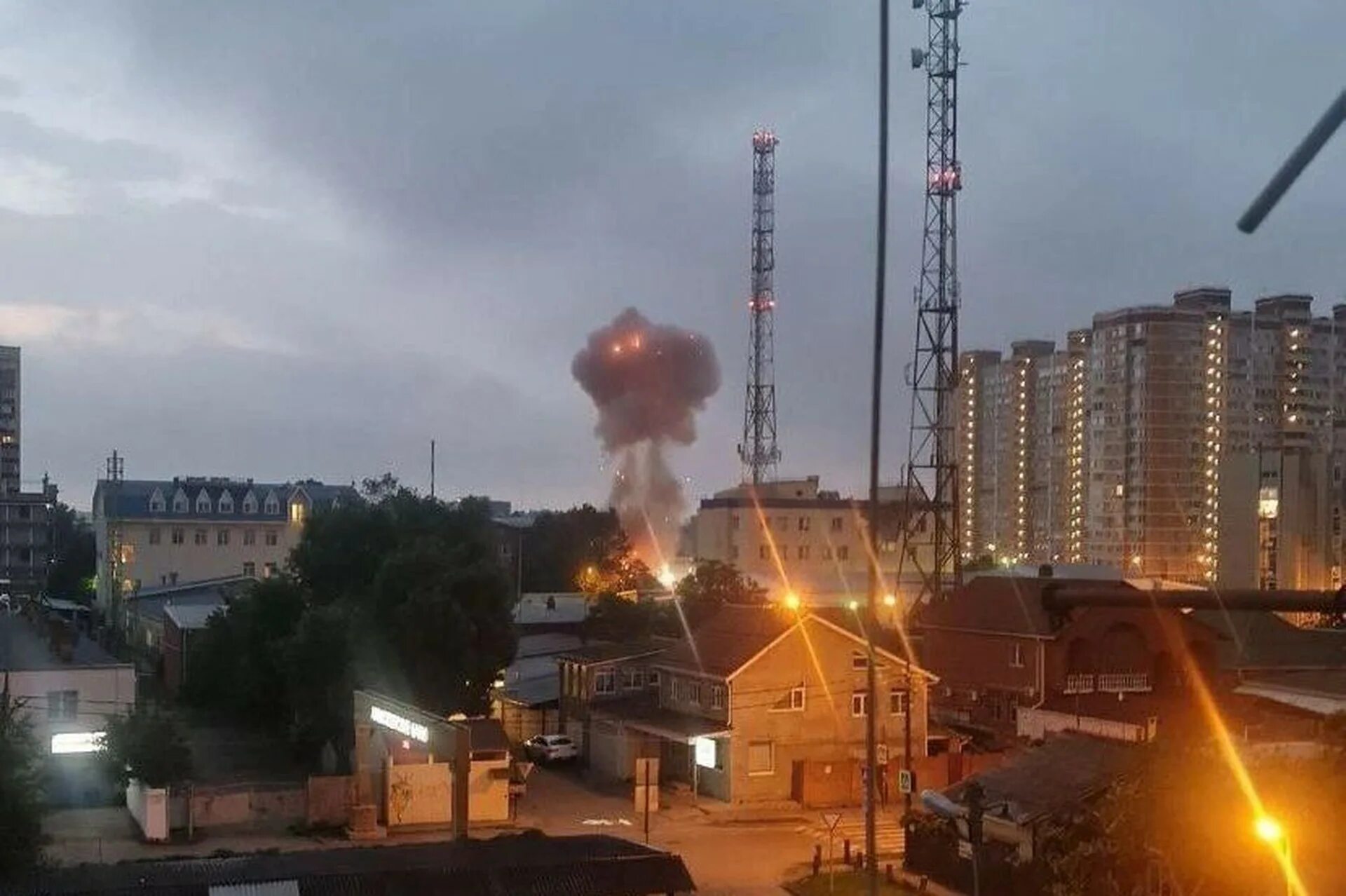 Фото ударов по одессе. Пожар на нефтебазе в белгороде. Крыша жилого дома. Удары по краснодару со стороны украины. Удары по краснодару со стороны украины.