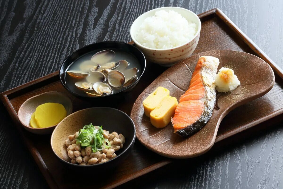 Джапаниз Брекфест. Японский завтрак. Японская Повседневная еда. Традиционный японский завтрак.