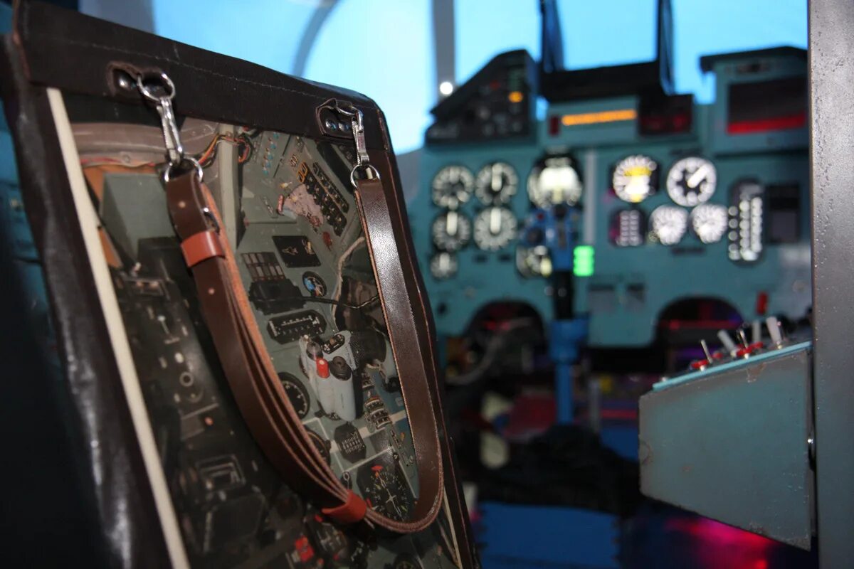 авиатренажер су. авиатренажер су. тренажёр су 27 в москве. авиатренажер истребителя су-27. авиатренажёр су-27.