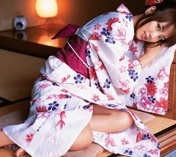 Японская девушка в кимоно.