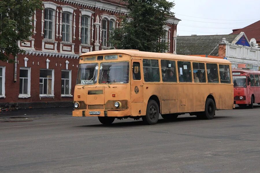 площадь октября ярославль. 15 автобусный парк лиаз 677м. 9 мая перекрытие движения. зацепился за автобус. Service bus.