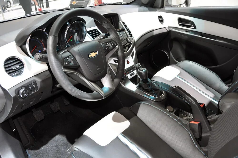 Chevrolet aveo 2014 салон. Салон шевролет. Chevrolet cruze 2012 салон. Шевроле круз 2014 хэтчбек салон. Шевроле авео седан 2012 салон.