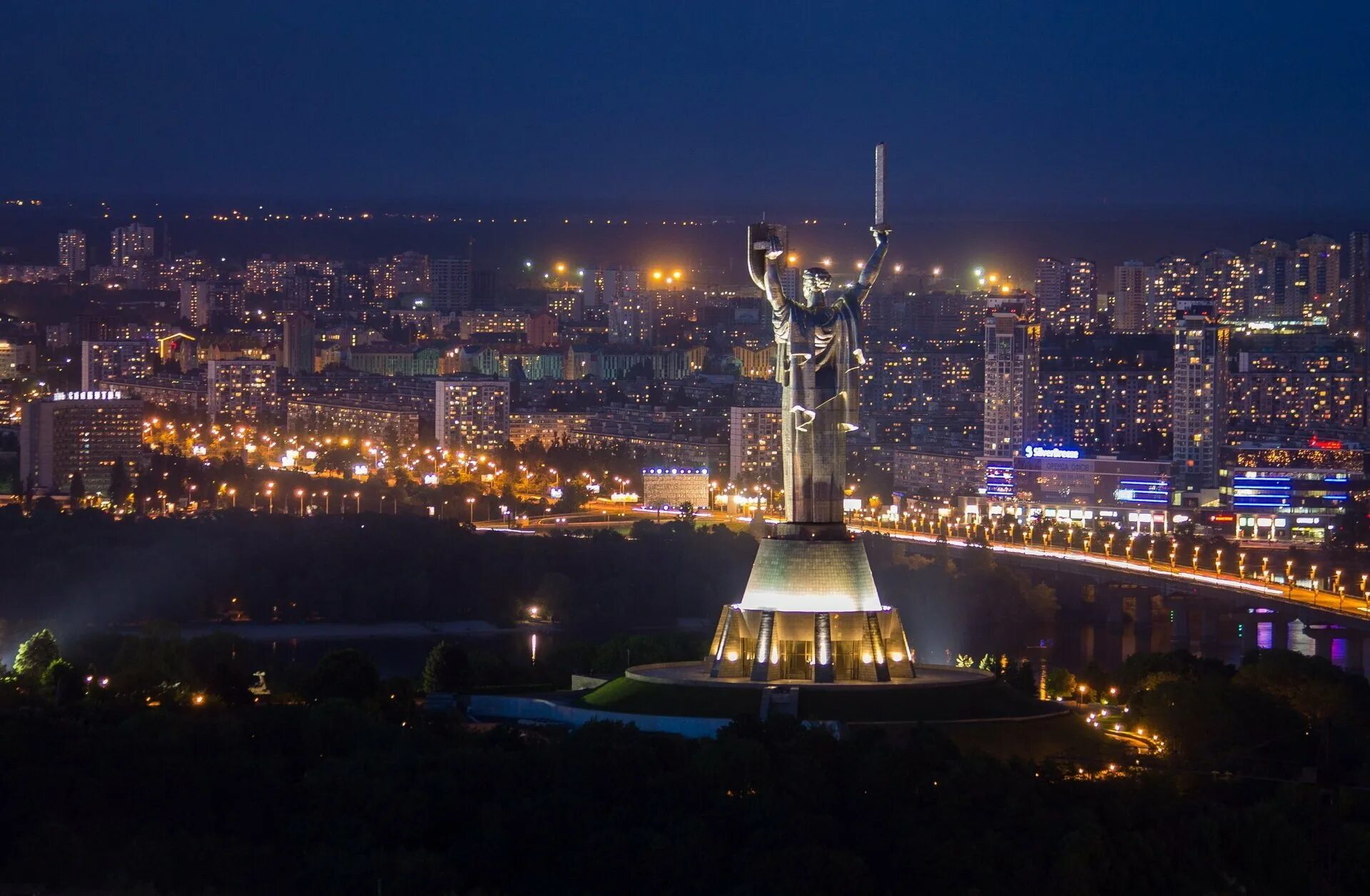 Страна украина киев. Родина-мать (Киев). Родина мать город Киев. Родина мать Киев ночью. Киев столица Украины.