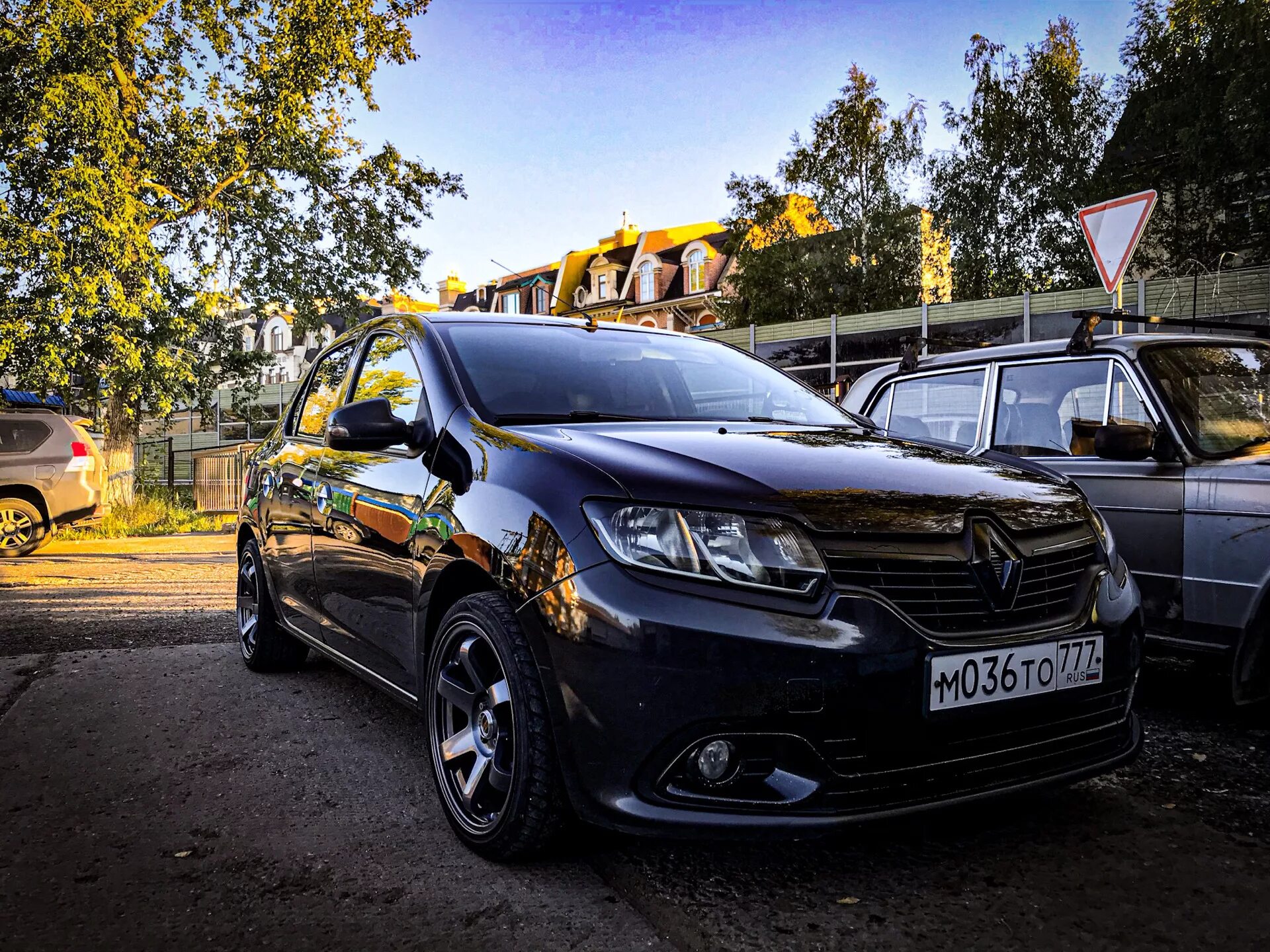 Петербург 2 рено. Renault Logan 2014 Tuning. Renault Logan 2. Тюнингованный Рено Логан 2. Занижение Рено Логан 2.