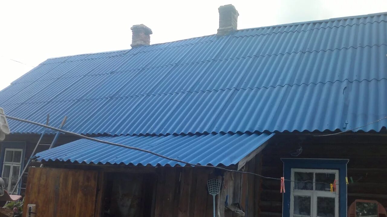 шифер на крыше. домик с шиферной крышей. крыша из шифера. шифер на крыше. крыша из асбестоцементных листов.