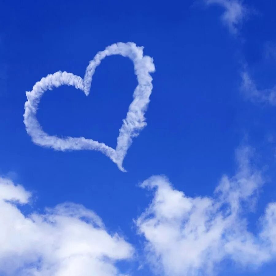 Больше воздуха больше жизни. Облако в виде сердца. Сердечко из облаков. Сердце в небе. Облачко в виде сердечка.