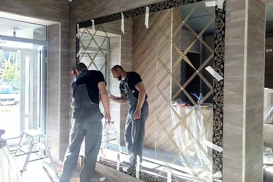 Панно из зеркальной плитки. Установка зеркальных. Навешивание зеркала. Зеркальное панно на стену. Монтаж зеркального панно на стену.