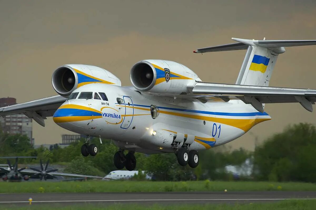 Украинский самолет. АН-74 президента Украины. АН-74тк-200. Самолет Antonov an-72p. АН 74 пассажирский.