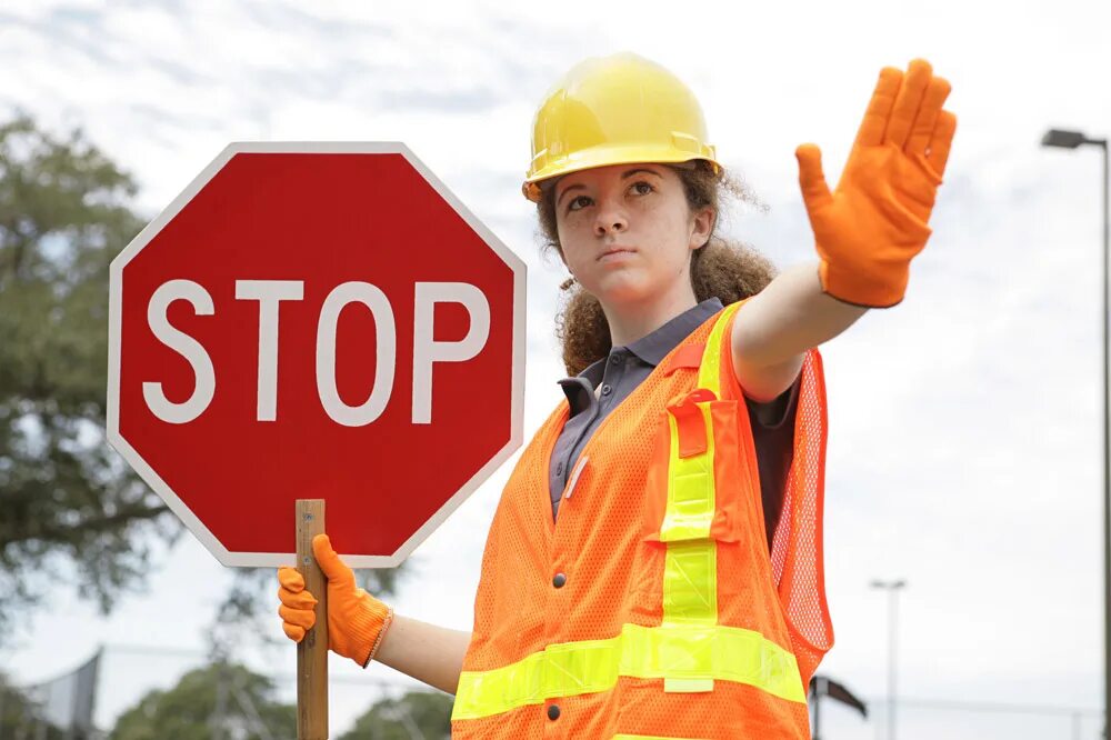 Safety showed. Safety. Разнорабочий в каске. Safety showed. Строительная каска на прозрачном фоне.