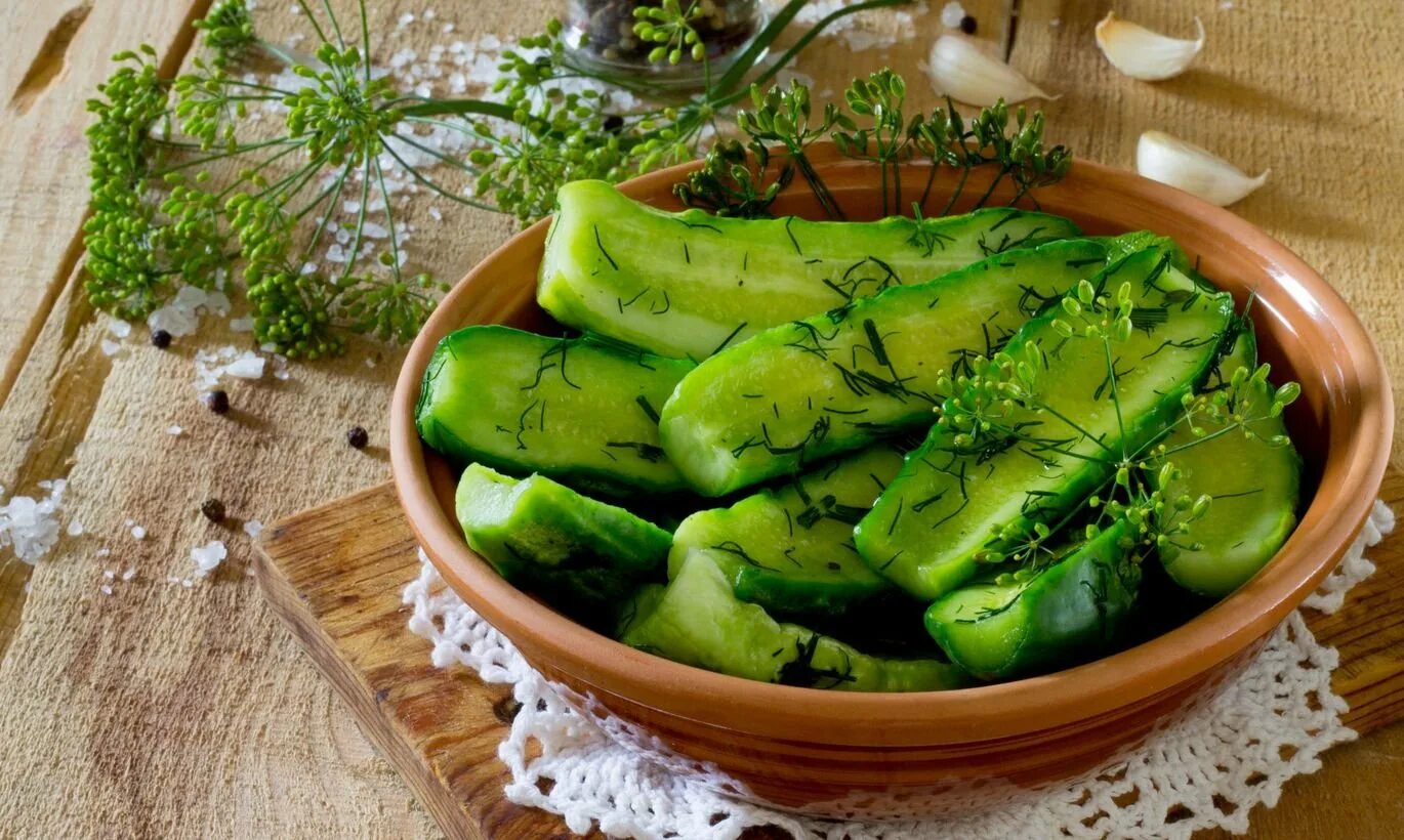 Малосольные огурцы с чесноком в банках. Огурцы с чесноком и укропом. Огурцы с укропом. Салат с малосольными огурцами. Огурцы салатные.