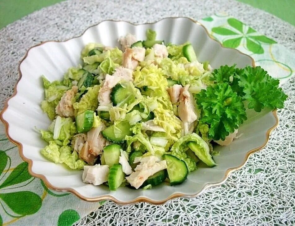 Салат с куриным филе и пекинской капустой. Салат с пекинской капустой и куриной грудкой. салат с пекинской капустой и куриной грудкой и огурцом. салат из пекинской капусты с курицей и огурцом и яйцом. салат с пекинской капустой и копченой курицей.