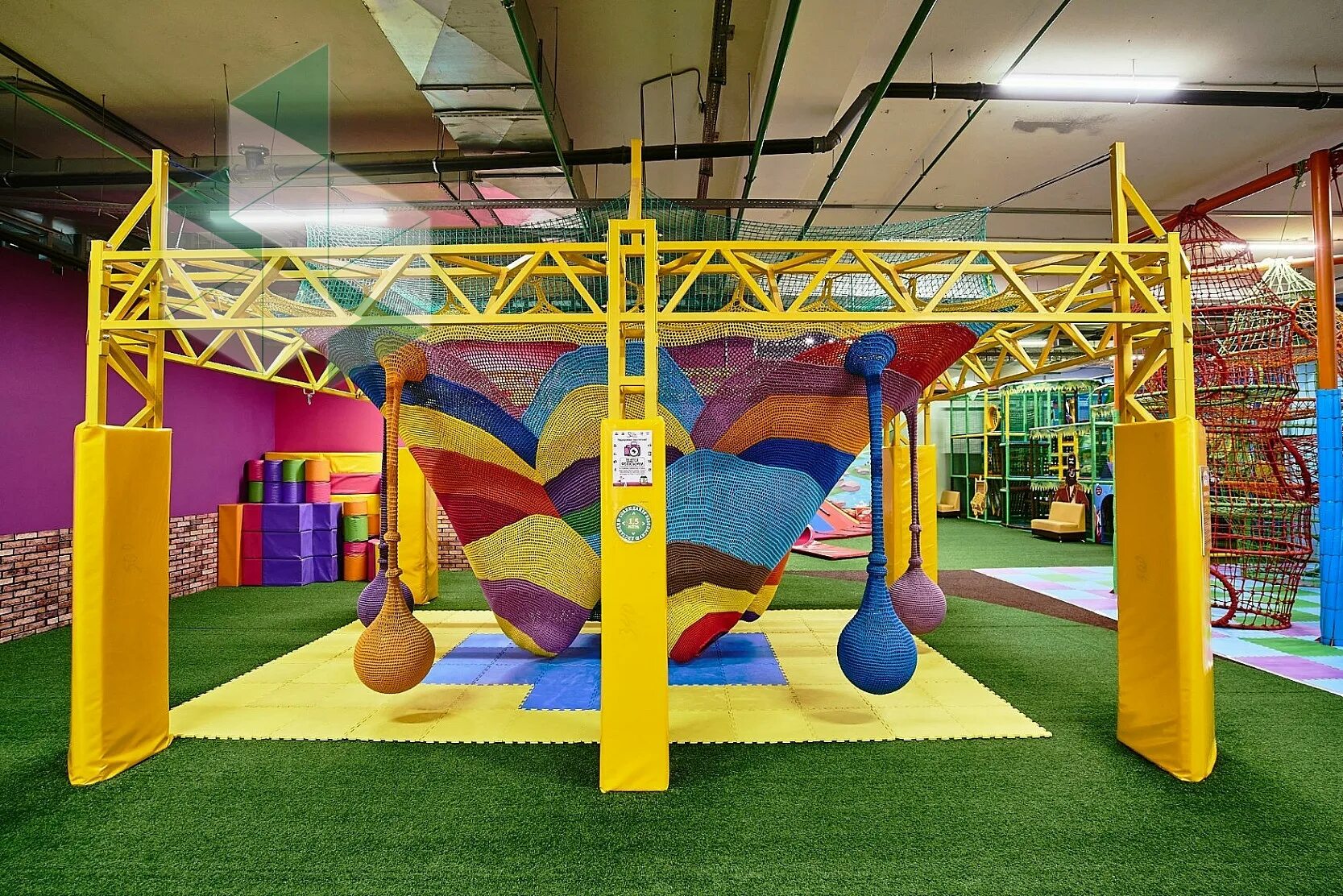 Fun city нижний новгород комсомольская. Fun city нижний новгород. Fun city комсомольская площадь. Фан джамп в континенте. Fun city нижний новгород комсомольская.