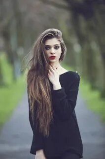 Русые девушки в черном