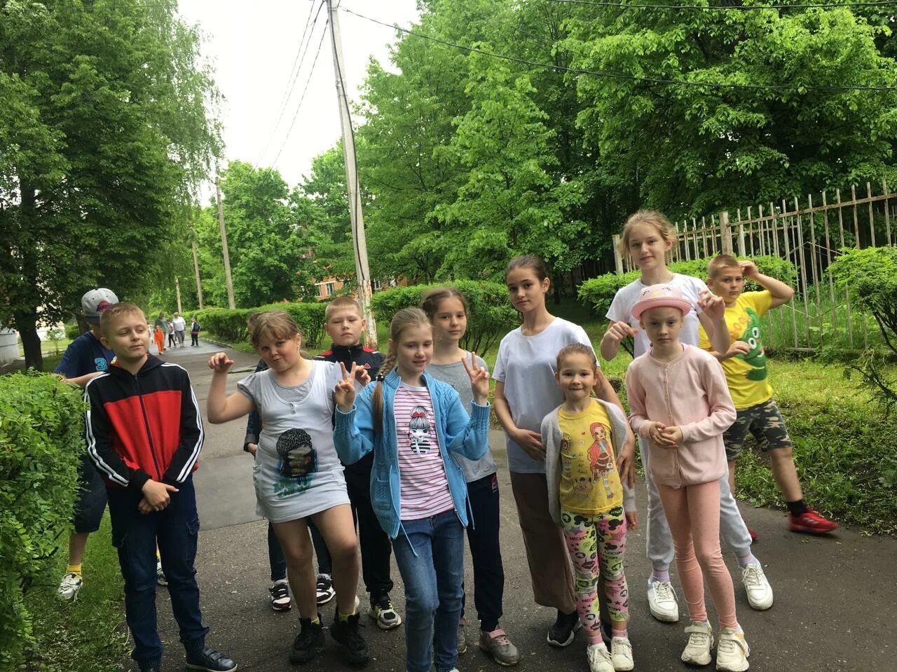 День экологии в пришкольном лагере. Земля наш общий дом рисунок. Поделки своими руками в пришкольном лагере. Экологический десант на пришкольный участок. День эколога.