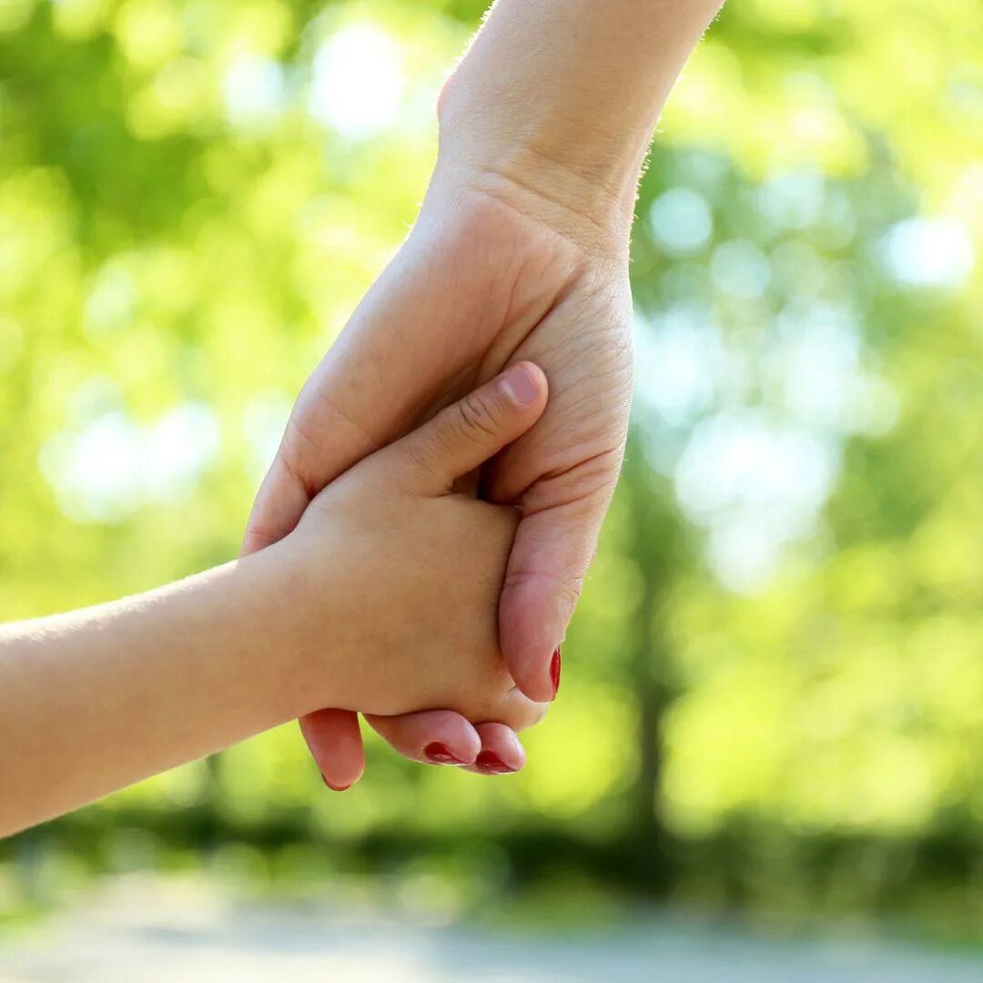 Поддержка ребенка. Мужская и детская рука. Поддержка ребенка. Детские руки. Доверие родителей к детям.