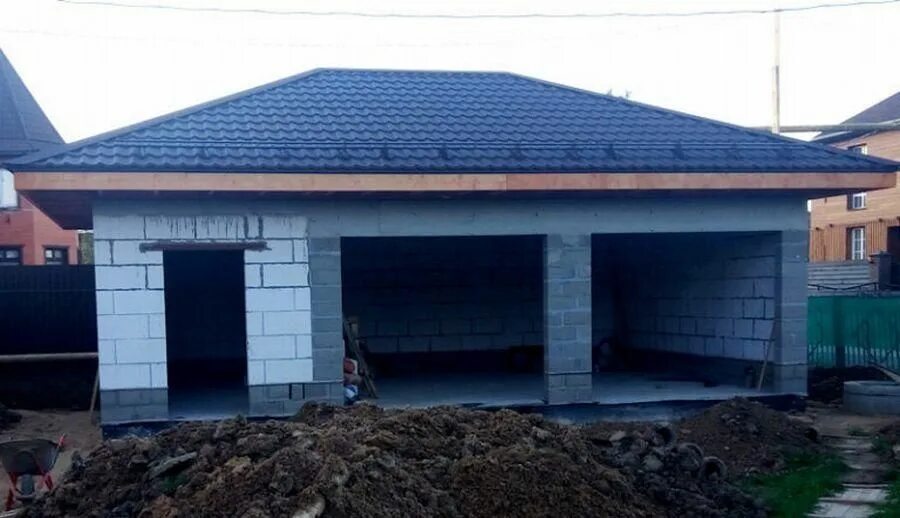 гараж из пеноблоков. гараж с пеноблока. сарай из пеноблоков 6х4. постройка гаража из пеноблоков. строим гараж из пеноблоков.