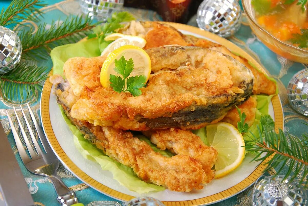 Треска кусочками на сковороде. Рыба жареная. Жареный сазан. Jaennaya riba. Блюда из жареной рыбы.