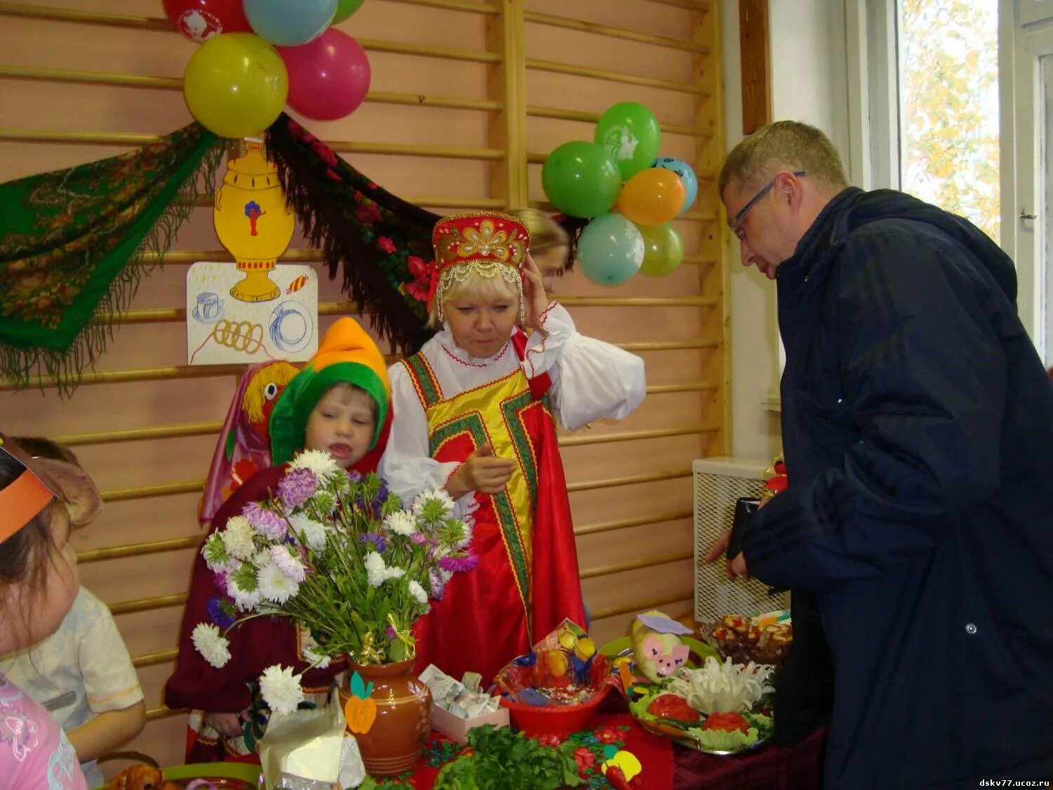 Выставка работ родителей и детей. Книжные выставки на улице для детей в детской библиотеке. Ярмарка родителей. Выставка совместных творческих работ детей и родителей. Праздник ярмарка в детском саду.