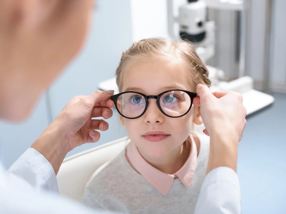 Миопия что это такое у детей. Детские очки для зрения. Дети в очках для зрения. Офтальмолог миопия. Ухудшение зрения у детей.