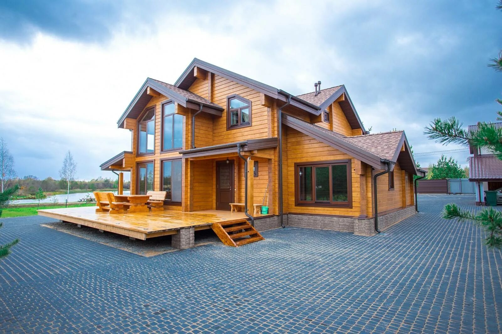 Строим деревянные дома россия. Дом из клееного бруса Альбатрос. Красивый дом из бруса. Красивые деревянные коттеджи. Стройка домов.