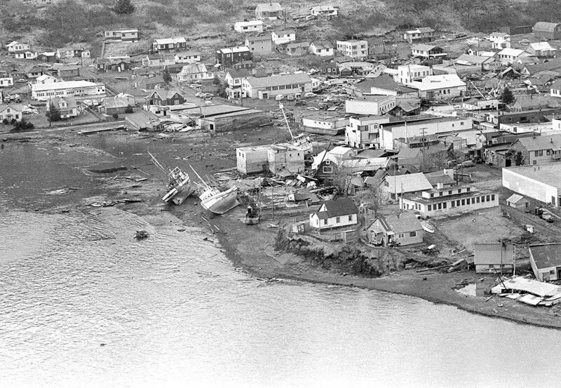 Вода разрушительная сила. ЦУНАМИ на Аляске в 1964 году. Землетрясение на Аляске 1964. 1964 Год, США, Аляска. ЦУНАМИ на Аляске 1957.