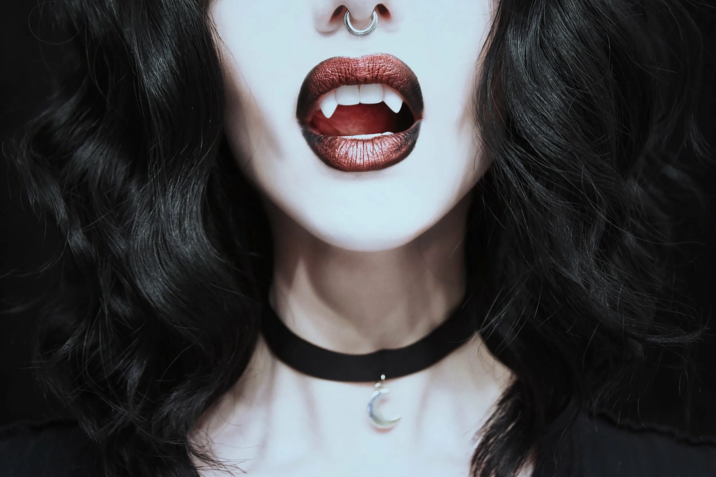 губы с клыками