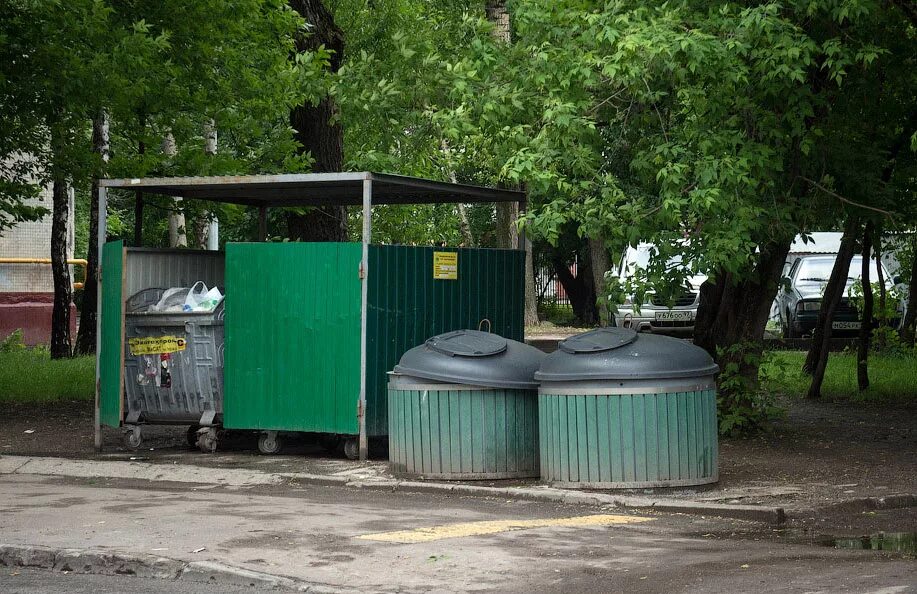 Мусорная площадка. Ограждение площадки тбо 7500*2500*2500. Площадка для мусорных контейнеров. Мусорные контейнеры во дворе. Контейнерная площадка для тко.