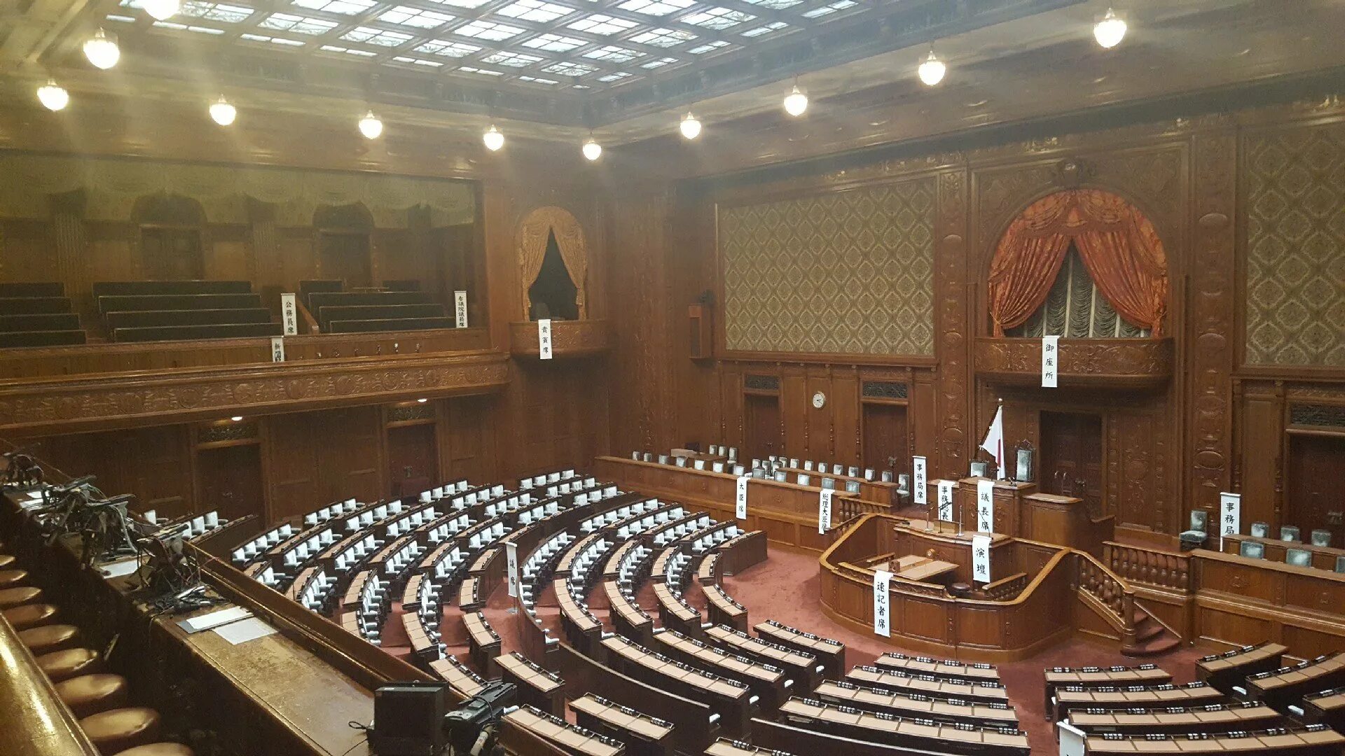 Высший орган парламента. Парламент Японии верхняя палата. Двухпалатный парламент Японии. Зал заседаний парламента Японии. Коккай парламент.