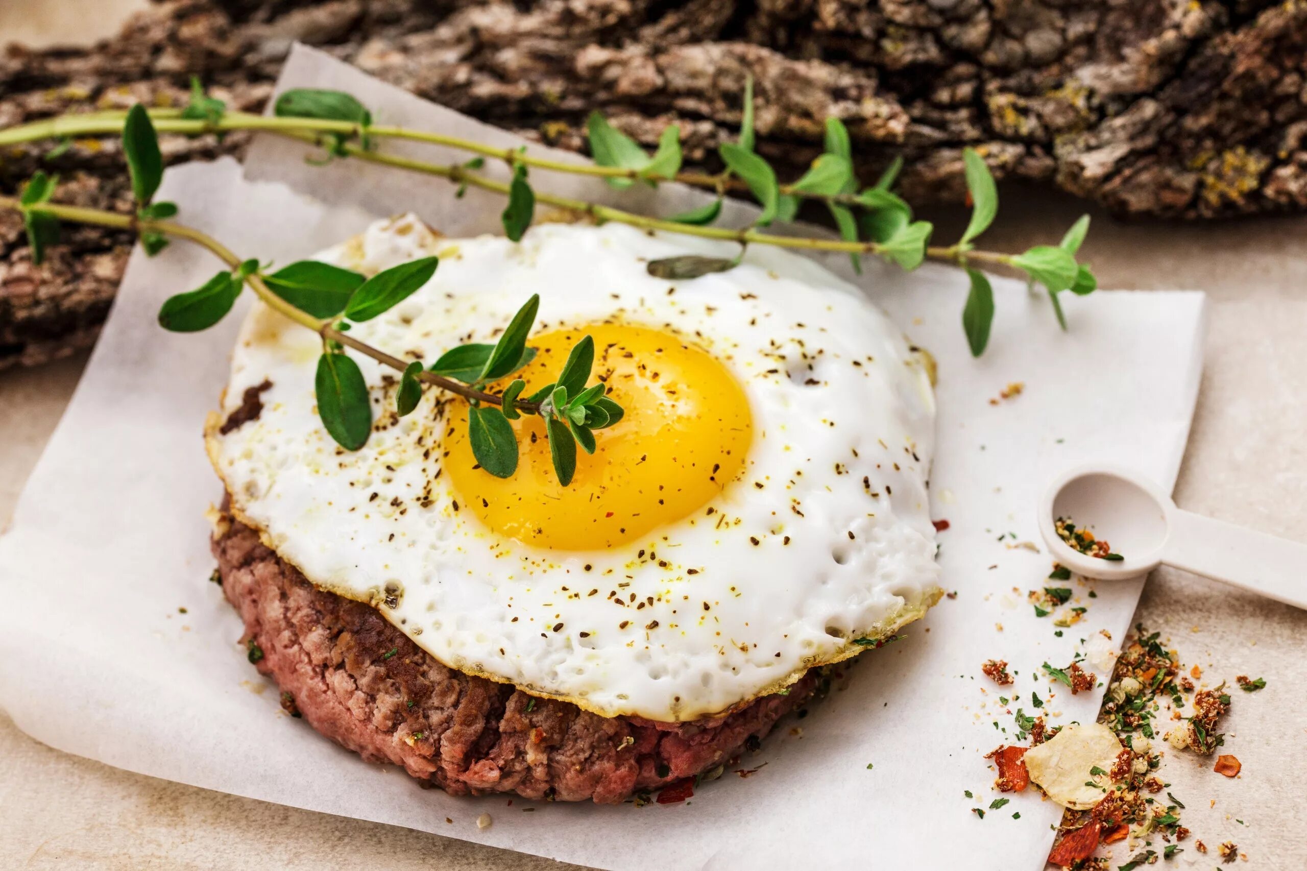 Как называется мясо с яйцом. Бифштекс рубленый с яйцом. бифштекс с яичницей. бифштекс с глазуньей. стейк с яйцом.