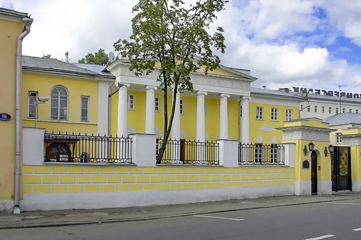 Ул городская усадьба. Гончарная улица Москва усадьба Клаповской. Усадьба Тутолмина на Гончарной улице. Гончарная улица , дом 12 строение 1 - городская усадьба Тутомлина. Усадьба Солодовникова Гончарная улица.