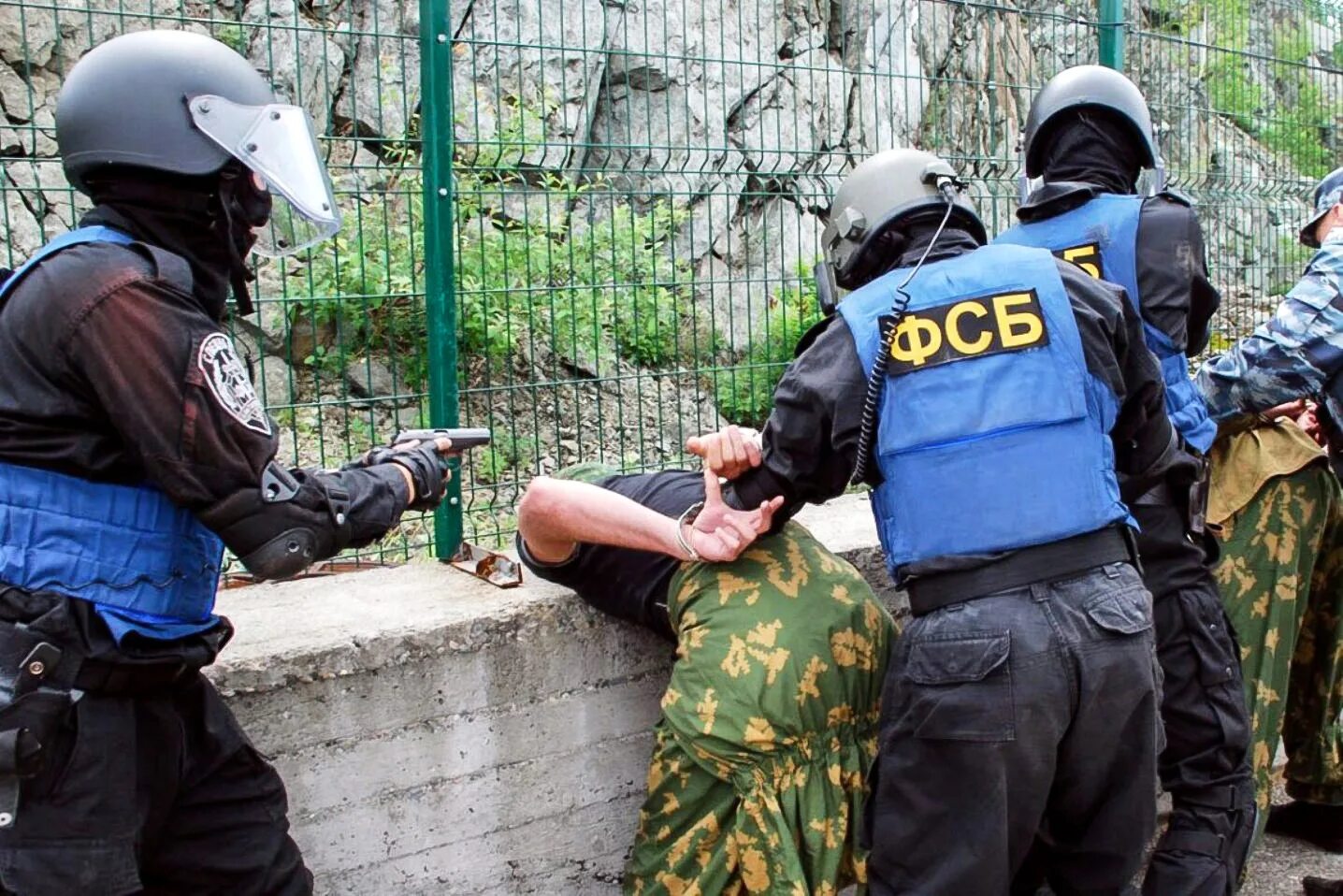 Борьба с преступностью в мире. Оперативник фсб. борьба с преступностью фсб. борьба с терроризмом фсб. борьба с преступностью и терроризмом.