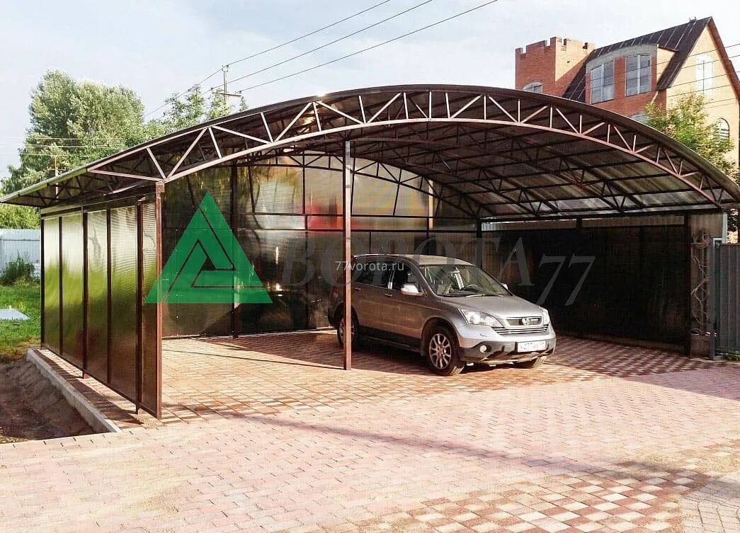 Навес под авто фото. Поликарбонат навес для машины. Навес для машины на дачу. Нестандартный навес для автомобиля. Навес над парковкой.