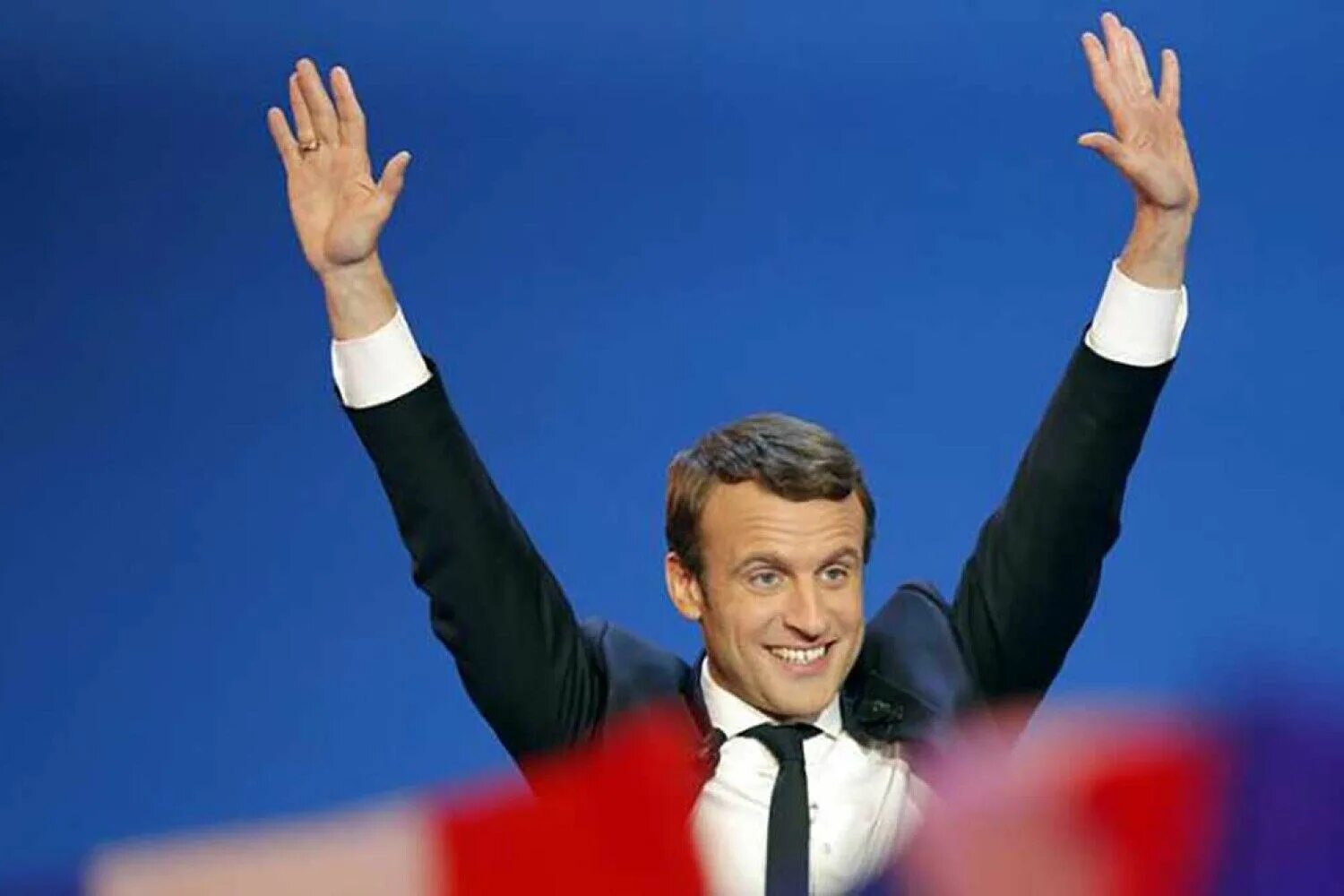 Кто победил в президентских. Эммануэль Макрон 2022. Политические партии Франции Макрон. Макрон вперед. Макрон фотосессия.