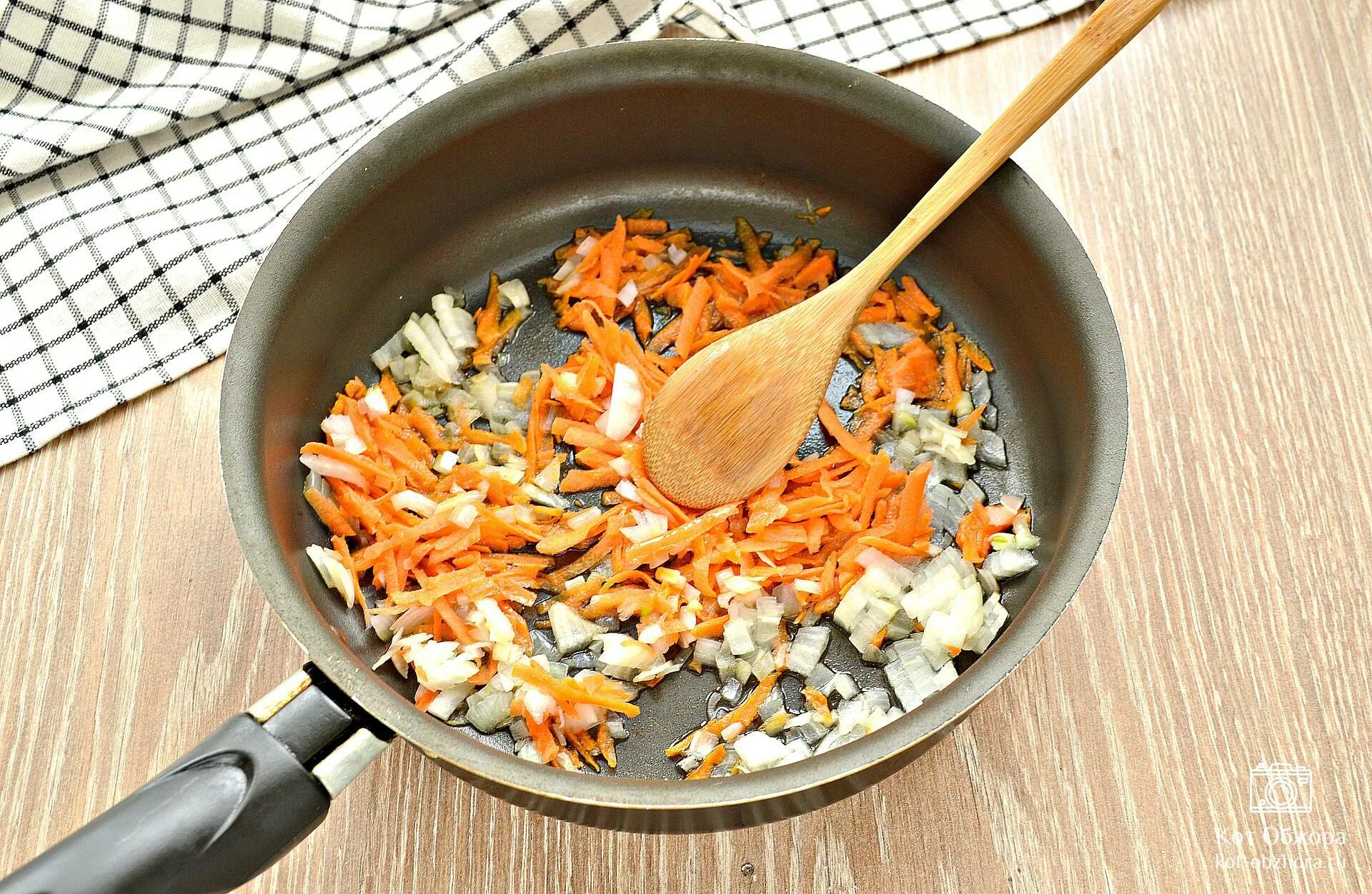 Как потушить капусту в сковороде свежую вкусно. Капуста тушёная на сковороде. капуста с фаршем на сковороде. как приготовить тушеную капусту на сковородке.