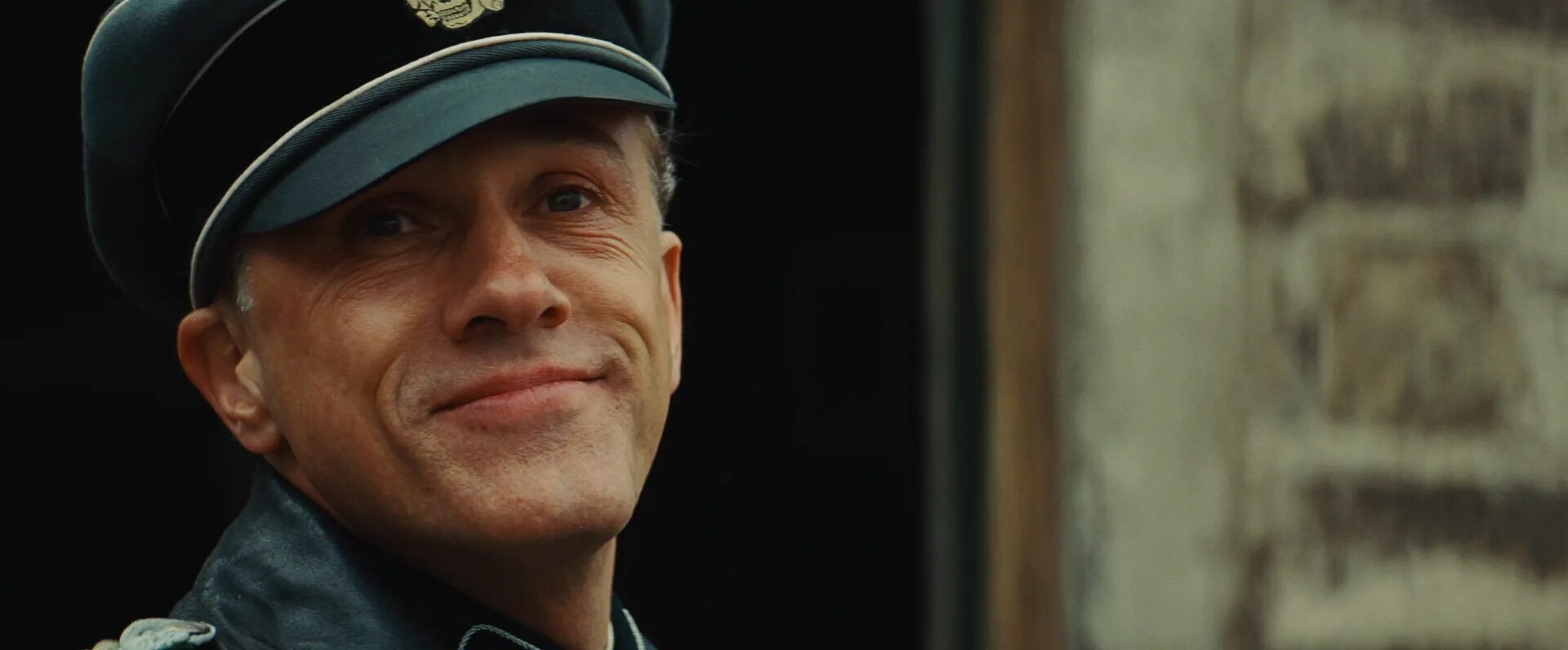 Охотник на евреев. Ганс ланда оревуар шошанна. Кристофер вальц бесславные ублюдки. Бесславные ублюдки ханс ланда. Кристоф вальц ганс ланда.