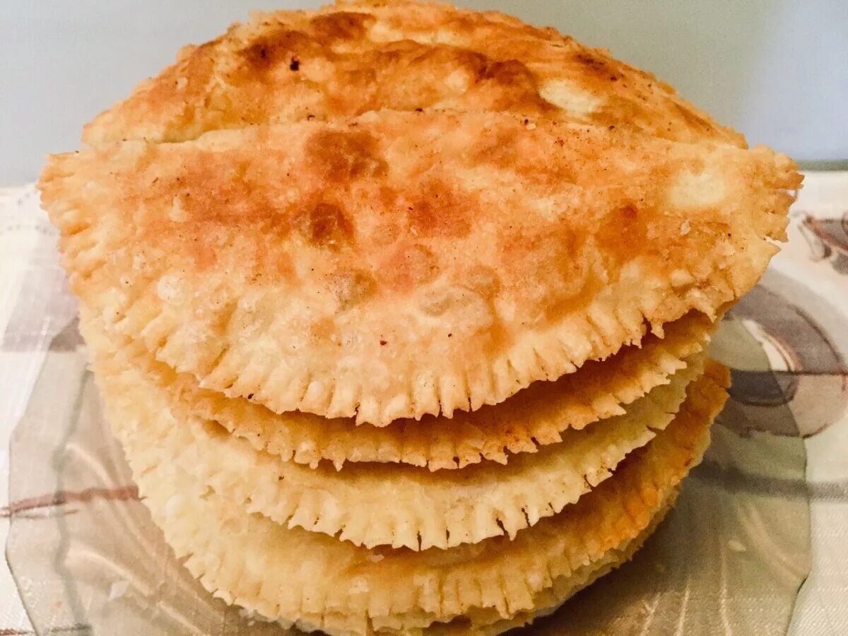 Чебуреки рецепт кухня наизнанку. Круглый чебурек. большой круглый чебурек. круглый чебурек хычин. большие круглые чебуреки.