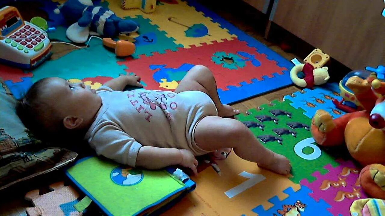 Игры в 7 месяцев. Развивалки для детей 8 месяцев. игры с детками от 6 месяцев. развивающие игрушки для 7 месяцев. игры с ребенком 7 месяцев.