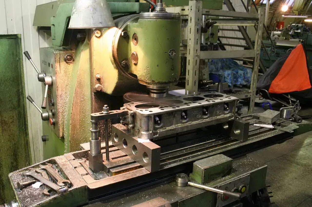 станок для фрезеровки гбц 750. станок шлифовальный головки блока. плоскошлифовальный станок для гбц. станок для фрезеровки гбц. фрезерный станок для шлифовки гбц.