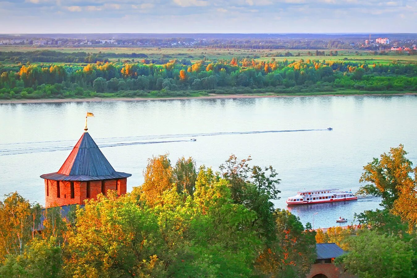 Левый берег поволжья. Река Волга Нижний Новгород. Река Волга Поволжье. Великая река Волга. Волга в Поволжье.