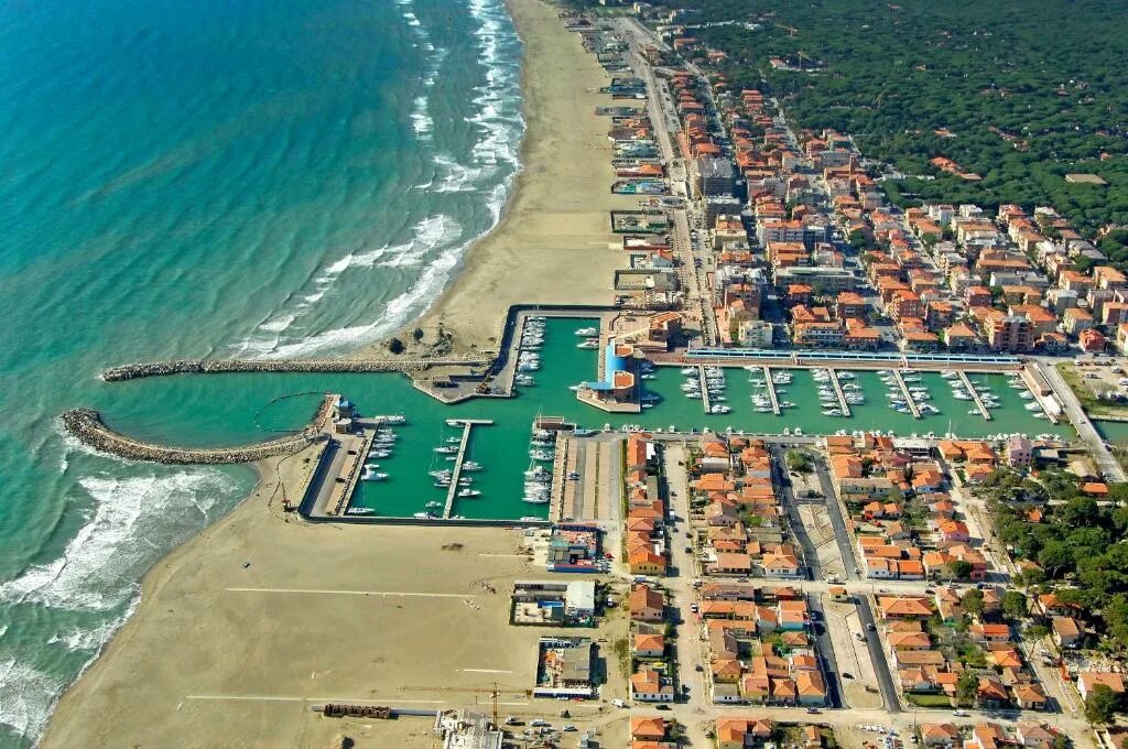 Широкие пляжи гроссето. Marina di. Marina di massa италия. Marina di massa картина. Пиза италия море.