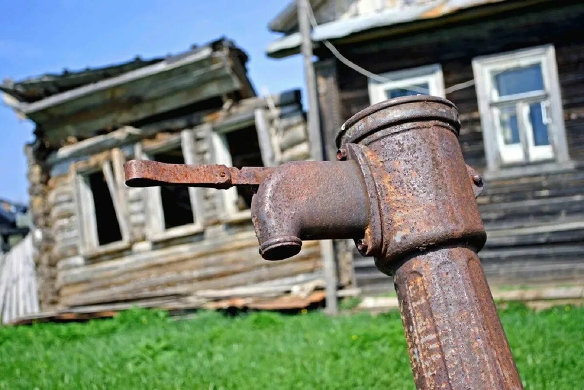 Вода деревенская. Колонка водокачка СССР. Старинная водяная колонка. Колонка воды в деревне. Водоразборная колонка в деревне.