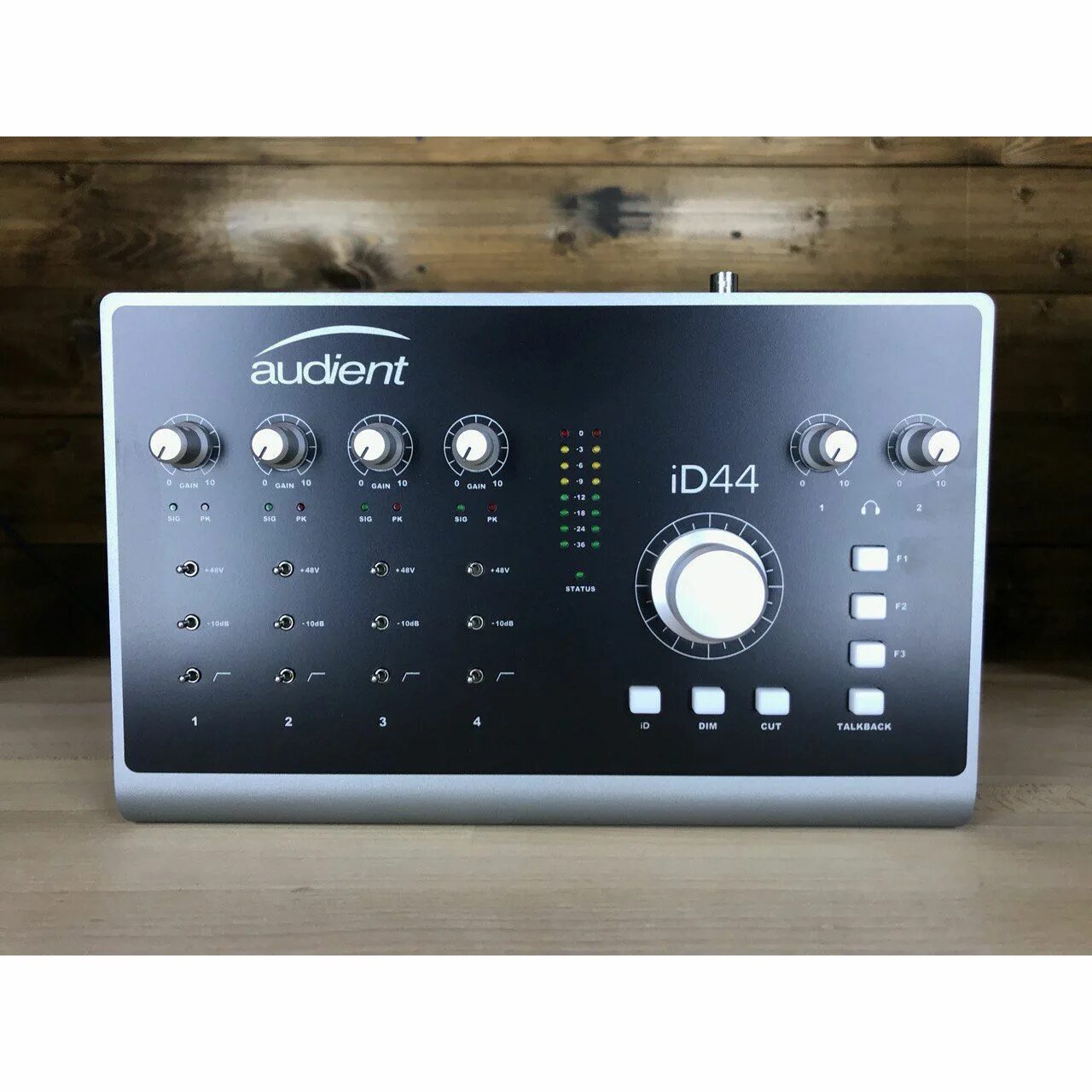 Audient id14 купить. Audient id44 MKII. Audient id44 mk2. АУДИЕНТ 44. Audient id14 MKII авито.