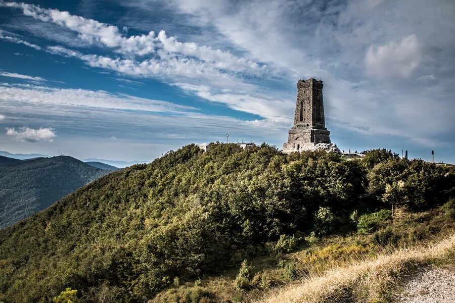 Шипка в облаках. Гора шипка болгария. памятник шипка в болгарии. перевал шипка болгария. крепость шипка в болгарии.