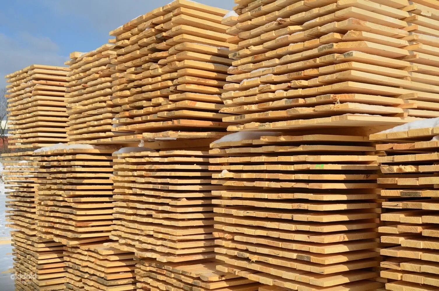 Пиломатериалы года. Пиломатериалы. древесина строительный материал. штабель. доски.