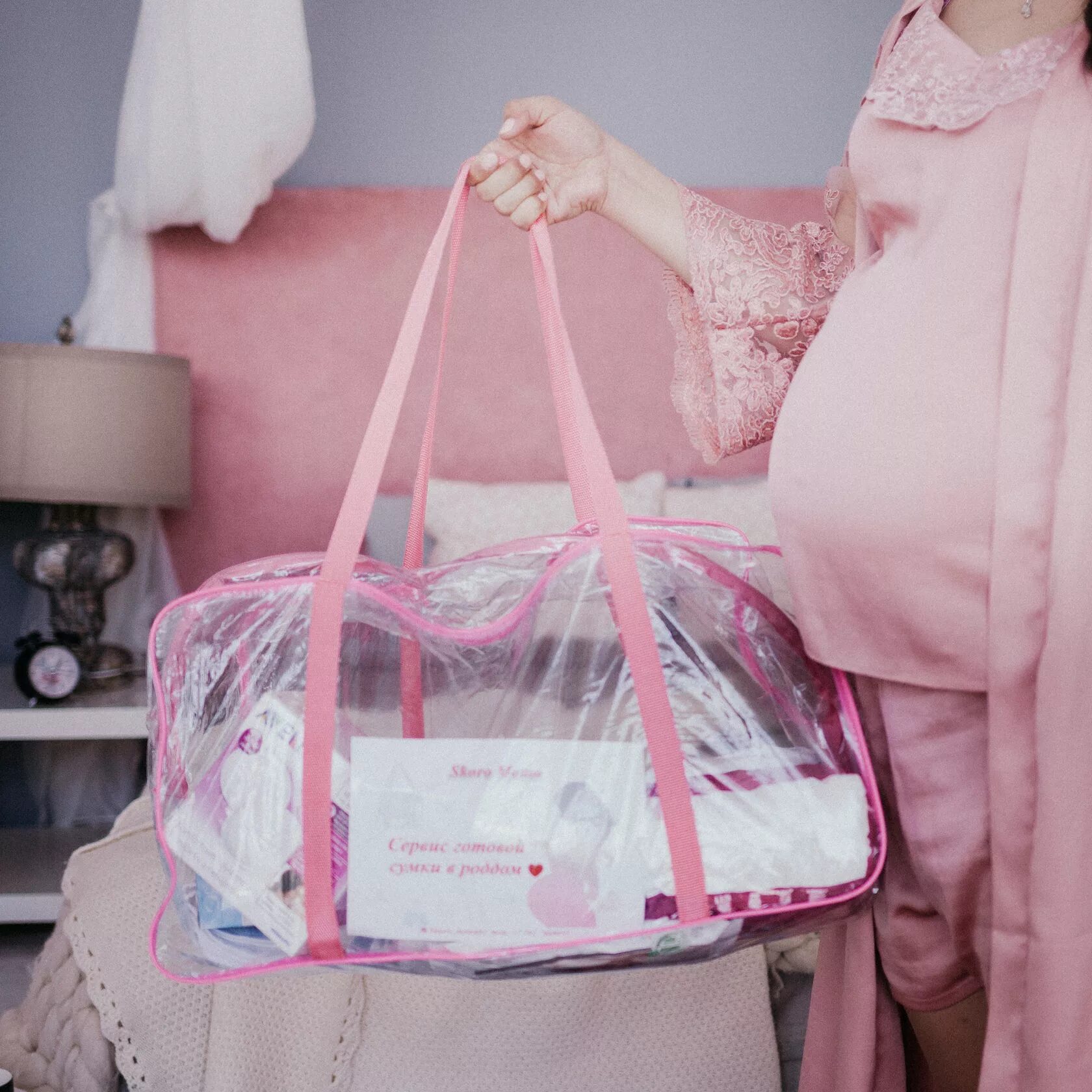 Какая сумка нужна в роддом. Сумка в роддом. Красивые сумки в роддом. Сумка для родов. Сумка для беременных в роддом.