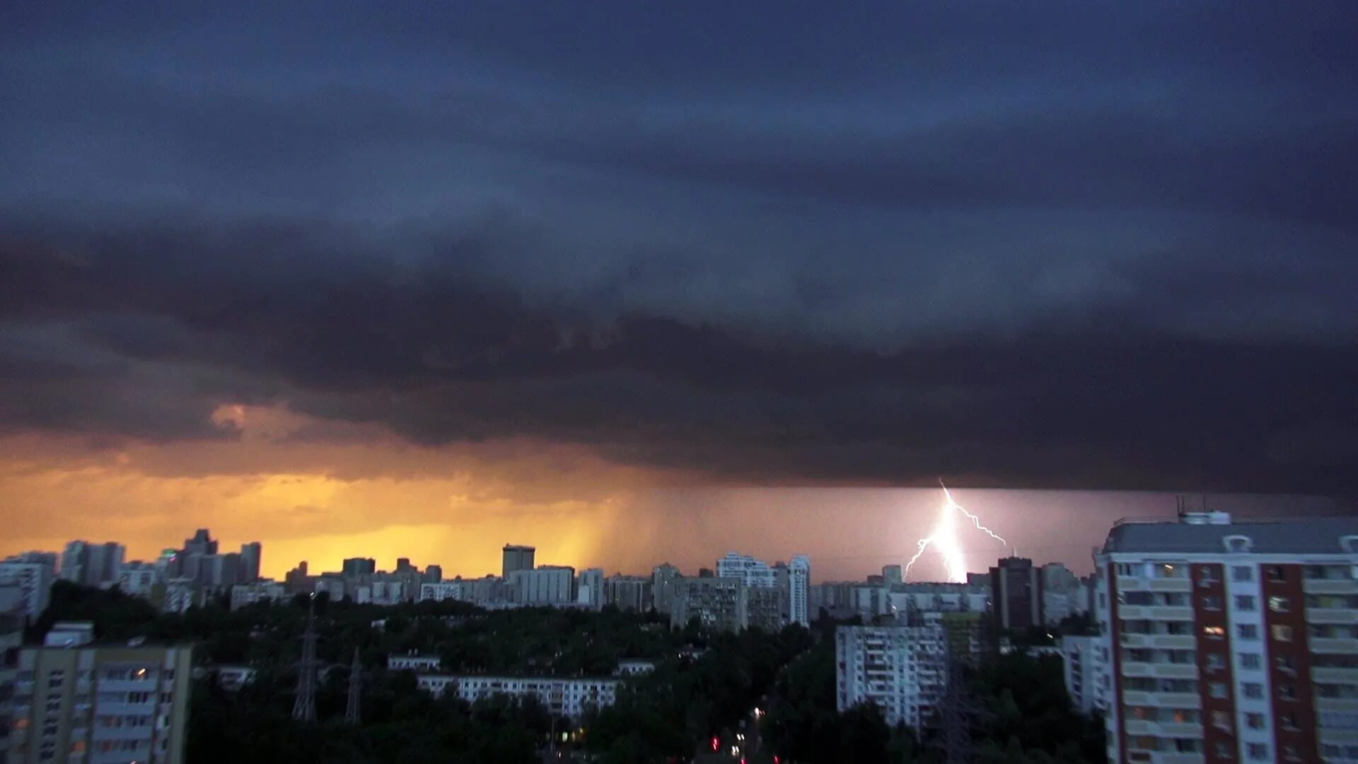 Москва август 2013 гроза. Гроза в Москве. Красивая гроза в Москве. Гроза в Москве ночью. Текст несколько раз ночные июльские грозы обрушивали